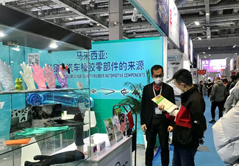 Visitors at MRC booth in Automechanika Shanghai 2020